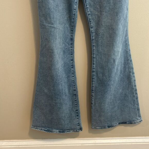 Abercrombie & Fitch Ultra High Rise Flare Jeans. Size 0 Long - Picture 3 of 5